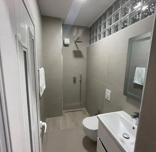 Finesse Komuna E Parisit 地拉那